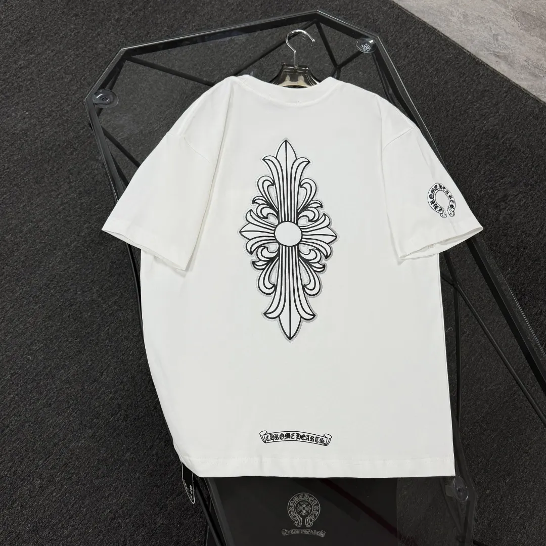 P180 Chrome Hearts 25 high-end versions. The fabric is made of 300 grams of high-density cotton. It does not deform or shrink. It has three labels. It is the same style for men and women. Technology: suede foaming + digital silver printing. Color: white, black. SIZE: S-XL.